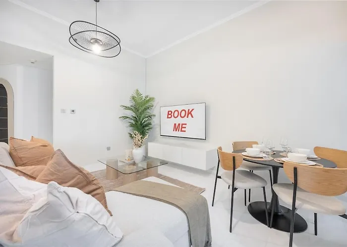Upscale 2-Bedroom Flat In Dubai Marina