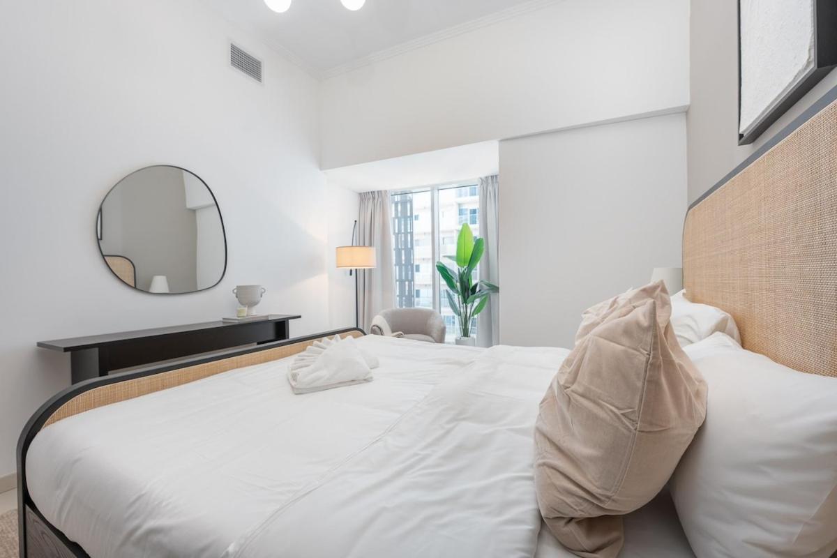 Upscale 2-bedroom Flat In Marina *